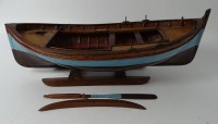 Auktion 345<br>Holzmodell eines Ruderbootes, Handarbeit, auf Ständer, H-14 cm, L-33 cm, beide Ruder anbei