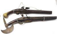 Auktion 346<br>2x Steinschloss Pistolen, wohl nur Dekoration, L-ca. 45 und 50 cm