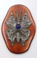 Auktion 346<br>Klingelknopf, Schmetterling, im Jugendstil, wohl Messing versilbert auf Holz, ca. 10 x 7cm.