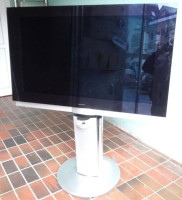 Los 9000 <br>B &amp; O, BeoVision 7-40", Diagonale ca. 98cm, 1080p HD LCD  auf Chrom Standfuss mit Motor, war eben noch angeschlossen, also technisch in Ordnung, ohne Fernbedieung, (diese ist bei der Anlage bei, aber noch zu bestellen) integrierter DVD / BluRay Laufwerk , Kaufdatum 2010 (KP ca. 12000 €), Rechnung anbei, ca. 50 kg schwer