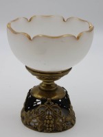 Los 3042 <br>Fussschale um 1900, reliefierter Messingstand, Milchglas, H-17cm D-14cm.