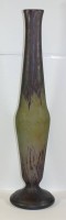 Auktion 348 / Los 10100 <br>hohe Jugendstil-Vase "Daum-Nancy", H-55 cm!, auf Stand signiert, gut erhalten, anbei Rechnung von 1979, Auktionshaus Koller, Zürich, Preis 2360 ,--Franken