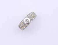 Auktion 352 / Los 1164 <br>Bicolor Gold Bandring 0.585 mit Brillanten, 19 Stück zus. ca. 0,25ct.mittig Brillant mit Abplatzer, 6,2g., RG 52