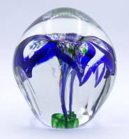 Los 10041 <br>Paperweight mit blauen Einschmelzungen in Blütenform, H. 9,8cm