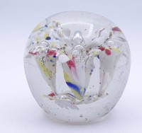 Los 10043 <br>Paperweight mit weißen Einschmelzungen in Blütenform, H. 7,1cm