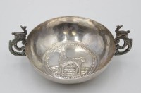 Los 11023 <br>Schale mit figürl. Handhaben, mittig reliefiert mit Lama, Silber, wohl Peru, 106,8gr., H-5,8cm D-11cm.