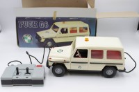 Los 12039 <br>Jeep Puch G6 Kunstoffgehäuse, mit Fernbedienung, besp., orig. Karton, 1:15.