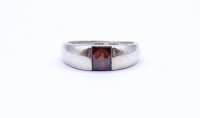 Los  <br>925er Silber Ring mit einem roten Stein, Schiene verbogen, 4,5g., RG 54