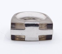 Los  <br>Ring von N:Joi, 925er-Silber und transparenter Kunststoff, RG 52, 16 gr., mit Altersspuren