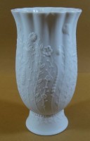 Los  <br>Vase, weiss reliefiert "Kaiser" H-18 cm