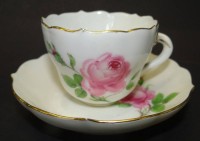 Los  <br>Mocca-Tasse mit U.T. "Meissen" Rose, Schwertermarke durchschliffen, Rand minim. bestossen