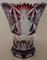 Los  <br>böhm. Kristallvase, rot/klar, gezackter Rand, eine Zacke fehlt, H-11 cm