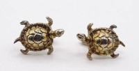 Los  <br>Manschettenknöpfe in Form von Schildkröten, vergoldetes Metall, ca. 3 x 2,2 x 0,8 cm, Vergoldung abgerieben