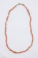 Los  <br>Zierliche Kette aus Korallen und Zwischenelementen aus Perlmutt- oder Perlmuttimitat sowie Glas, Verschluss Metall, L. 43,5 cm, 7 gr., leichte Altersspuren