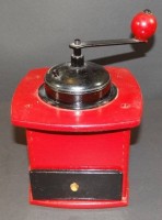 Los  <br>alte Holz-Kaffeemühle, rot/schwarz lackiert, H-20 cm, 15x15 cm