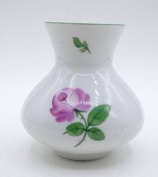 Los  <br>Kleine Vase mit Rosenmotiv, Augarten, Wien, H. 9 cm, reinigungsbedürftig