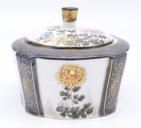 Los  <br>Deckeldose mit floralen Muster, wohl Japan, H. 8,0cm