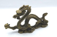 Los  <br>Bronze, Drachenfigur mit Kugel in der Tatze, China, neuzeitl.  H-10cm L-17cm.