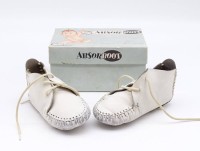 Los  <br>Babyschuhe aus Leder "Absorboot", Frankreich, mit Schachtel und Pflegehinweisen, L. 12,5 cm, mit leichten Tragespuren, leicht reinigungsbedürftig