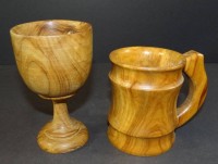 Los  <br>Becher und Pokal, wohl beides aus Olivenholz, H-9 und 12 cm