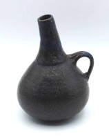 Los  <br>kl. Kunstkeramik-Henkelvase, signiert "CH", H-13cm.