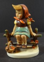 Los  <br>Hummelfigur "Mädchen auf Zaun", wohl Vorkrieg, H-10 cm, B-8 cm, gut erhalten