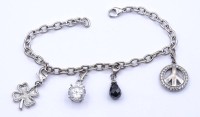 Auktion 335 / Los 1005 <br>Bettelarmband mit 4 Anhängern, Sterlingsilber 0.925, L. 20cm, 17,5g.