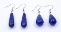 Auktion 335 / Los 1051 <br>Zwei Paar Lapislazuli Ohrhänger mit Metallmonturen, L. 4,1-4,7cm, zus. 18,6g.