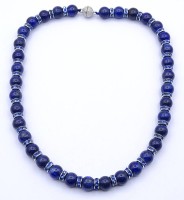 Auktion 335 / Los 1052 <br>Lapislazuli Halskette mit Magnetverschluss, blaue Glas Zwischenelemente, L. 47cm, 80,5g.