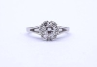 Auktion 352 / Los 1180 <br>Brillant Ring , WG 750/000, Blütenform, 7 Brillanten zus.ca. 0,90ct., mittig 0,30ct., 4,1g., RG 51