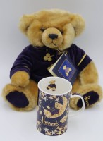 Auktion 335 / Los 12046 <br>Harrods-Teddybär "2000 Christmasbear" anbei Becher