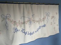 Auktion 335 / Los 13021 <br>grosses besticktes Küchen-Wandtuch mit Hausspruch, ca.  50x160 cm (geschätzt, ohne Stange)