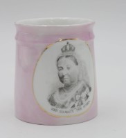 Los  <br>Becher, 19. Jhd., England, Her Majesty the Queen, H-8,5cm.