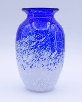 Los  <br>kl. blau/weiße Glas Vase, H. 11,5cm