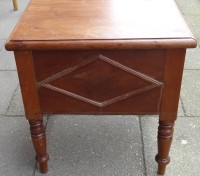 Auktion 357 / Los 14007 <br>Mahagoni Hocker oder ähnliches mit Klappe, vorne mit Leisten, Gebrauchsspuren, H-48 cm, 44x44 cm