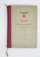 Los 7001 <br>Jahrbuch der Auslands-Organisation der NSDAP. 1940, Gauverlag der Auslandsorganisation der NSDAP, 1939, mit Altersspuren, Einband teilweise gelöst