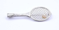 Los  <br>800er Silber Brosche in Form eines Tennisschläger, L. 4,6cm, 3,2g.