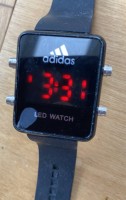 Los  <br>Adidas LED  Armbanduhr, Silikon-Band, Glas beschädigt,