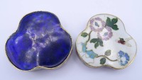 Auktion  / Los  <br>Cloisonne emailliert und verziert mit Floralen Muster mit goldfarbenen Fäden Ø 6,2 cm H. 3,5 cm