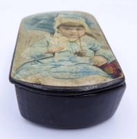 Auktion  / Los  <br>kleine Schachtel aus Holz alt mit Babymotiv beklebt B. 6,5 cm T. 5 cm H. 2,5 cm