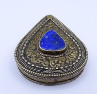 Auktion  / Los  <br>Behältnis aus Metall versilbert mit Lapislazuli Zentral eingefasst B. 5,5 cm L. 7 cm H. 1,3 cm