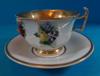 Los  <br>Biedermeier-Tasse mit aufgesetzten Blüten, einige bestossen, Gold berieben, U.T. wohl nicht original