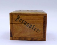 Auktion  / Los  <br>kleine Holzschachtel bezeichnet Jerusalem 4,7 x4,7 x3,8 cm