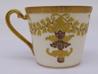 Los  <br>Sevres Tasse mit Golddekor, Rand bestossen, als Belegstück