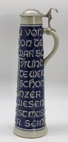 Los  <br>Schmaler Keramikkrug mit Spruch, H. 29cm