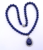 Auktion 344 / Los 1166 <br>Lapislazuli Collier mit Anhänger, Silberfarbener Magnetverschluss, L. 47cm, 70g.