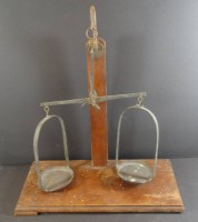 Auktion 344 / Los 16052 <br>Feinwaage, Metall, auf Holzbrett, ungepflegt, H-40 cm, B-35 cm
