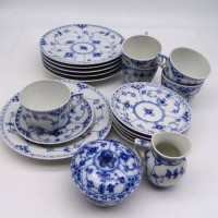 Auktion 356 / Los 8033 <br>Kaffeeservice-Teile "Royal Copenhagen", 5 Tassen, 6  U.T., 6 Kuchenteller, D-19 cm, 1x Milch+Zucker, 19 Teile