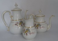 Auktion 349 / Los 8014 <br>Biedermeier-Kaffee-Teekanne und Milchkännchen, Blumenbemalung, gut erhalten, H-max 26 cm