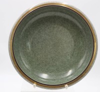 Auktion 346 / Los 8006 <br>Schale auf Stand, Royal Copenhagen, Craquelée, Nr. 3606, mittig Glasurfehler, H-5,8cm D-25,5cm.